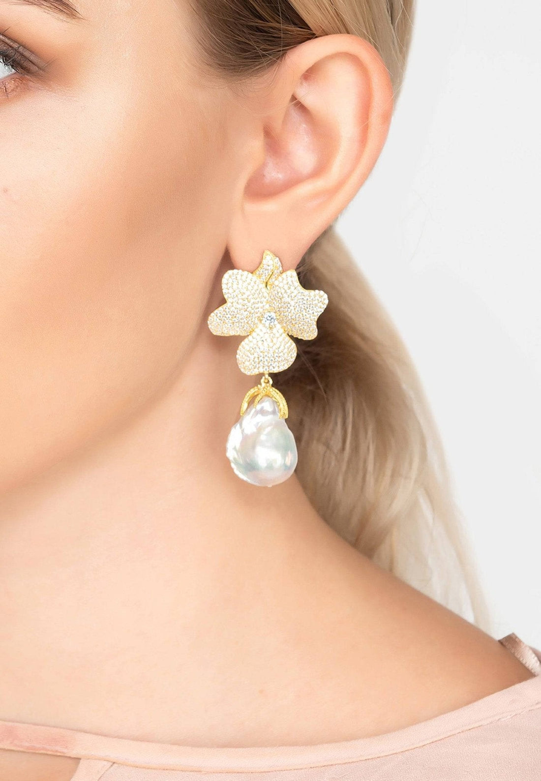 Baroque Pearl White Flower Earrings Yellow Gold